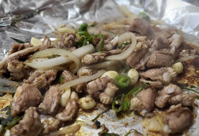 청양고추와 마늘을 넣어 구은 6시내고향 울산중앙전통시장 곰장어소금구이