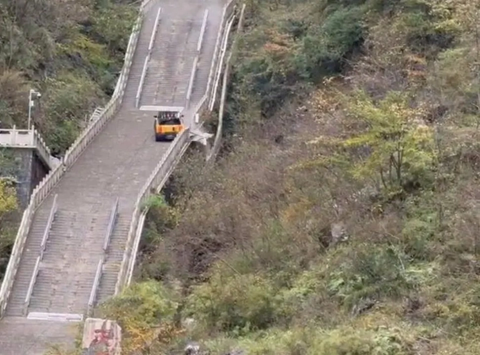 🚗 자동차 브랜드, 장가계 &lsquo;천문산 천계단&rsquo;서 마케팅 테스트 도중 &lsquo;실패&rsquo;&hellip;공공안전 무시 논란