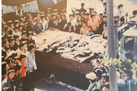 사망자를-추모하는-시민