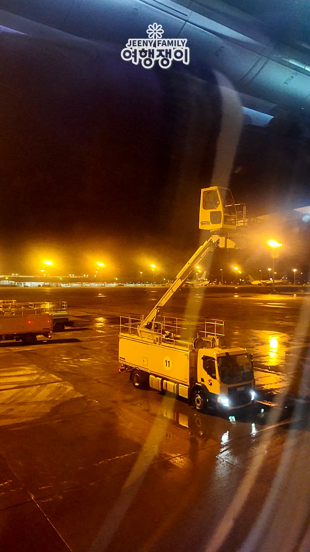 제설차가-항공기-위에-있는-눈을-치우는-상황