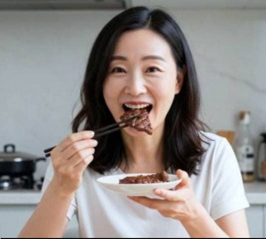 빈혈에 좋은 음식, 소고기 먹는 여성 사진