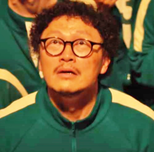 오징어게임-시즌2-참가자-용식-상금-보는-장면