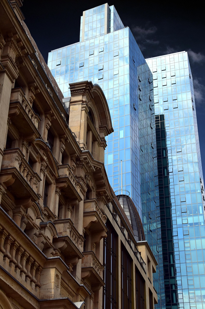 빌딩숲 속 오래된 건물