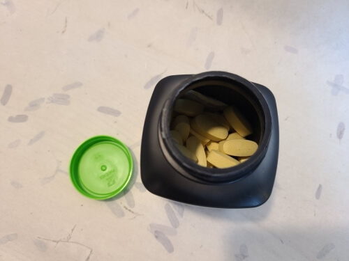 케이스 안의 정제 사진