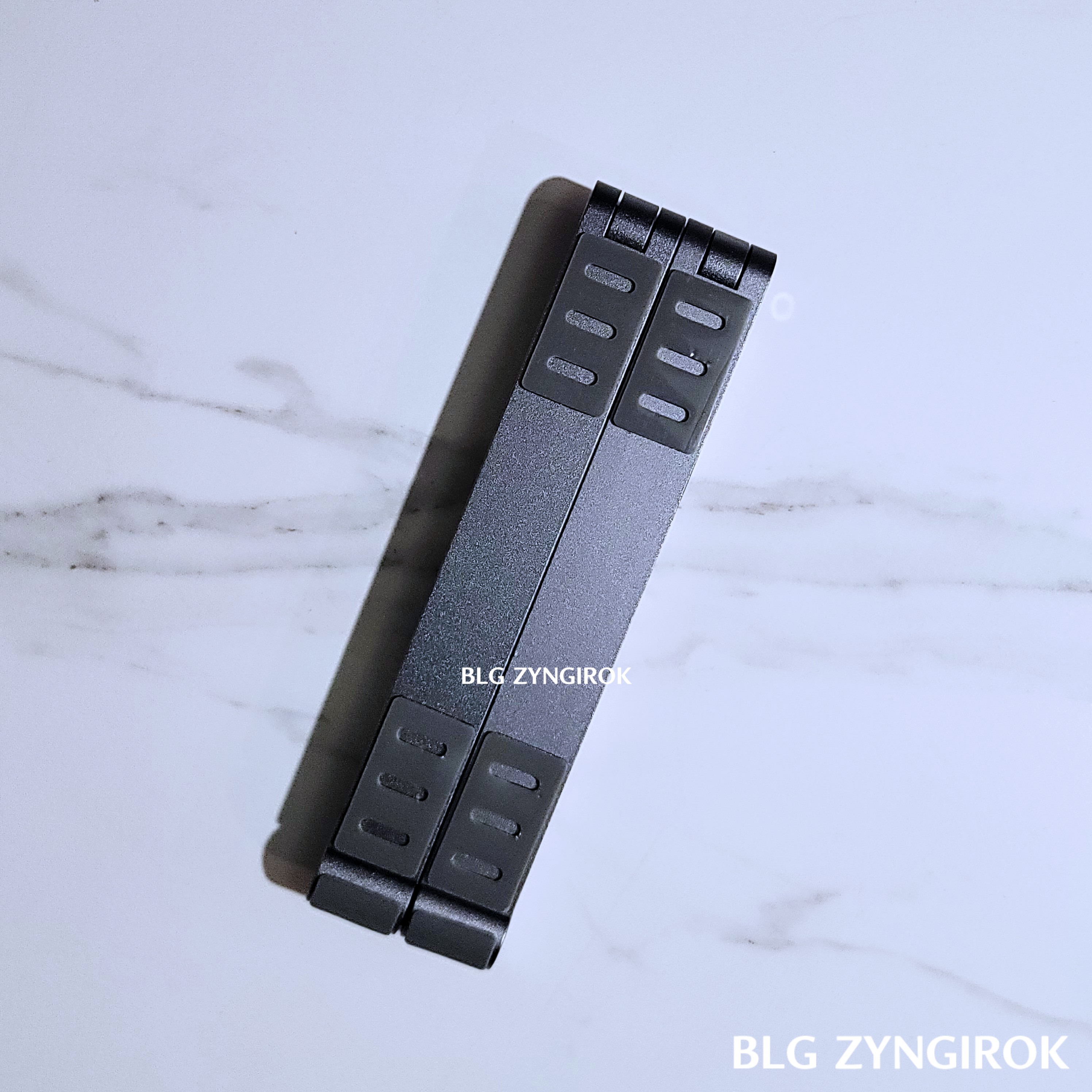 무아스 초경량 휴대용 다목적 노트북 거치대가 접혀진 상태로 테이블 위에 놓여있다.