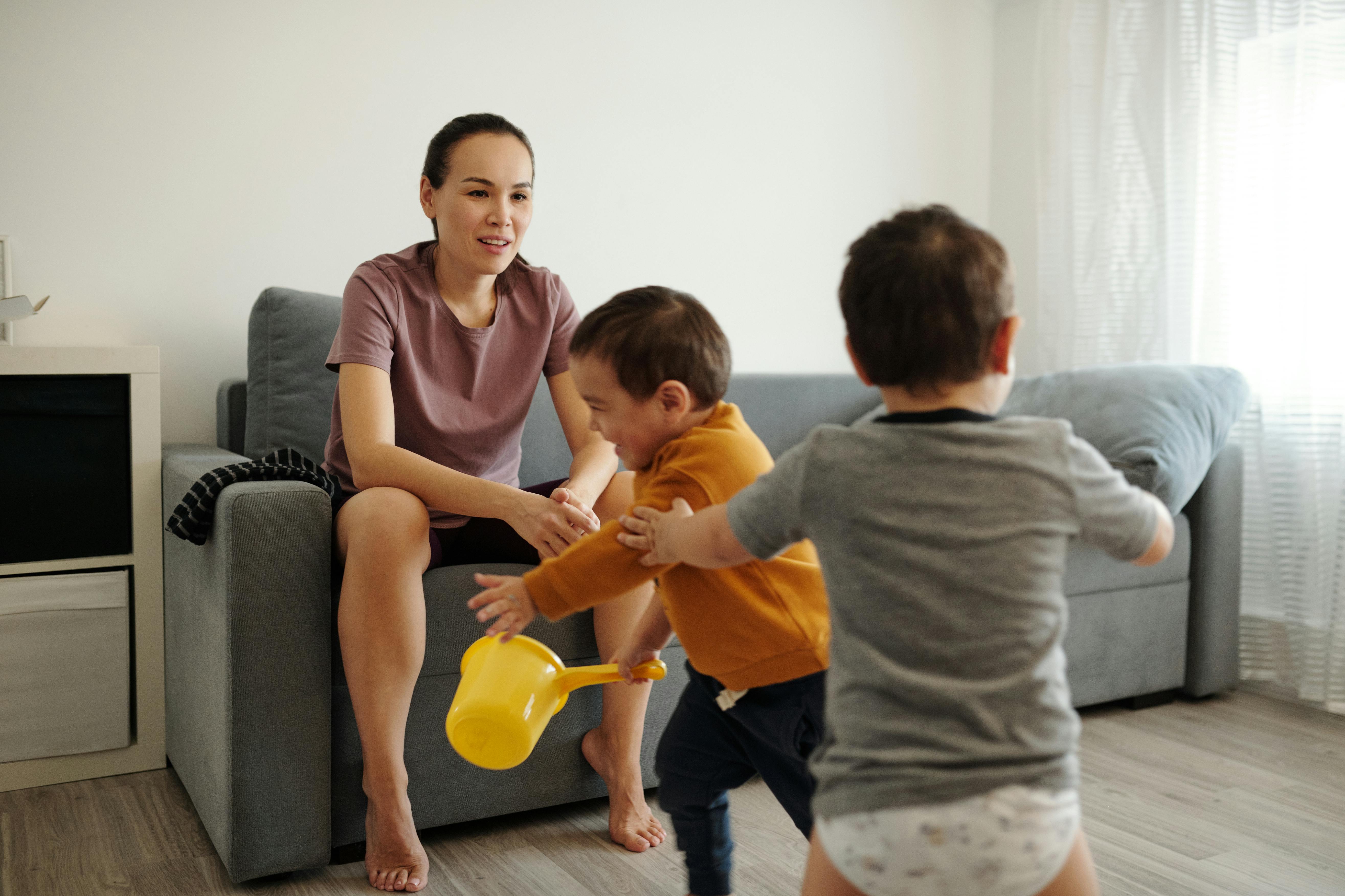 집에서 노는 아이들