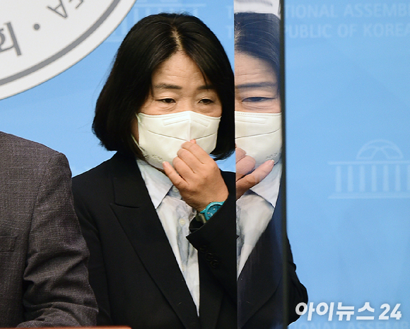 윤미향 무소속 의원이 12일 국회 소통관에서 쌍용자동차 손해배상 관련 탄원서 제출 기자회견에 참석하고 있다. [사진=아이뉴스24 포토DB]