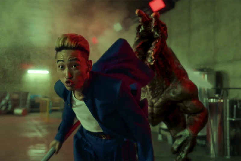 파랑 자켓을 입고 뛰고 있는 유유백서 캐릭터