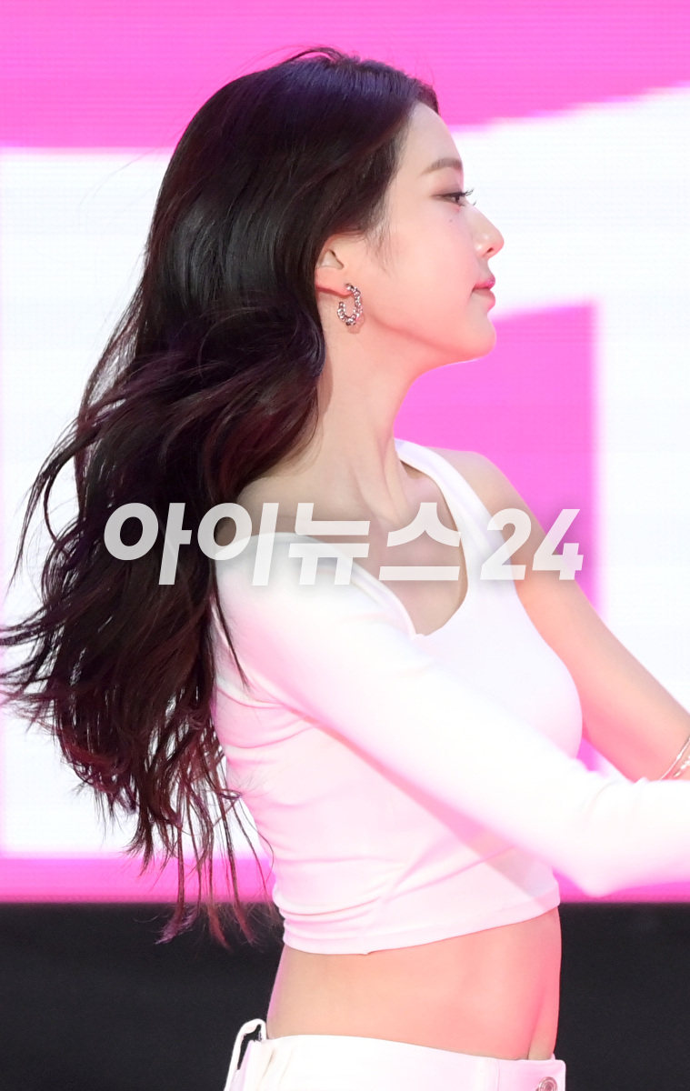 그룹 아이브(IVE)가 18일 오후 서울 마포구 상암동 SBS프리즘타워 오디토리움에서 진행된 SBS M &#39;더쇼&#39; 생방송 현장에서 멋진 무대를 선보이고 있다. [사진=정소희 기자]