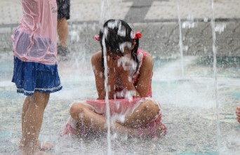 "물놀이 후 귀 통증, 방치하면 중이염까지… 부모가 알아야 할 귀 건강 수칙"