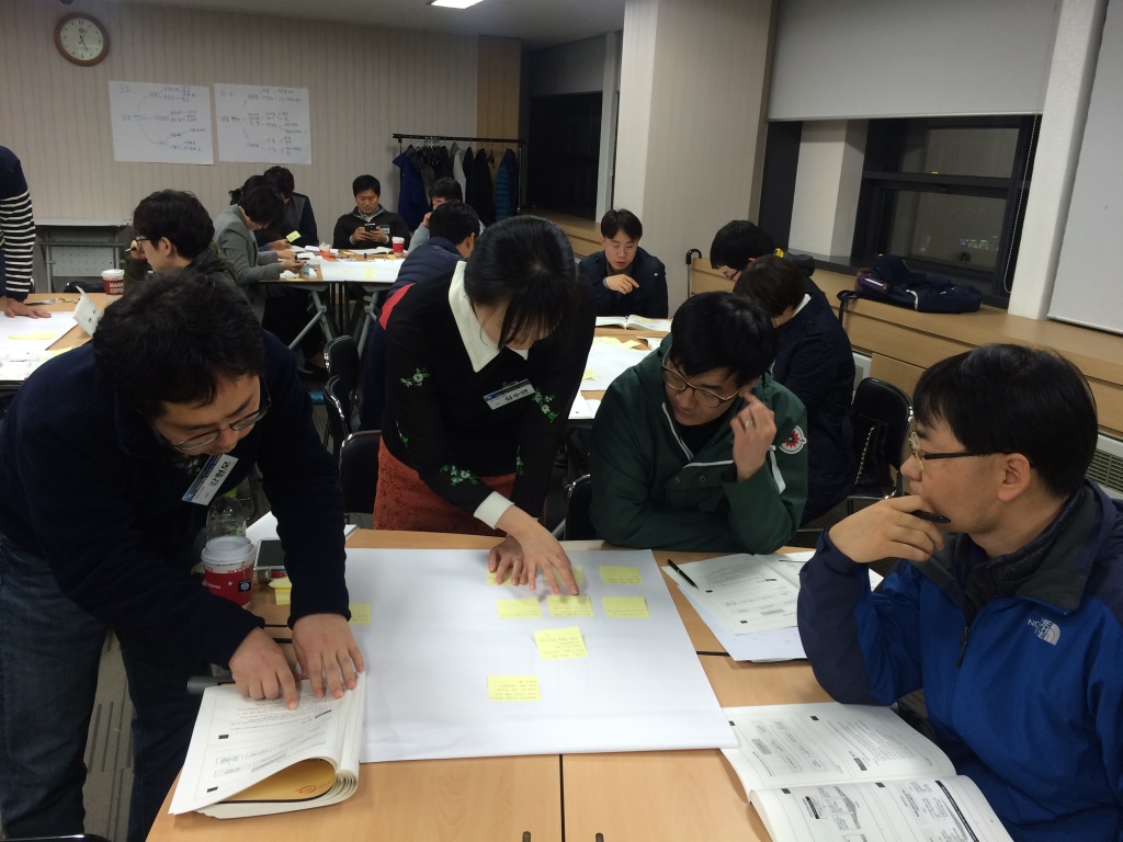 신한은행 행원을 대상으로 '전략적 사고' 강의 진행