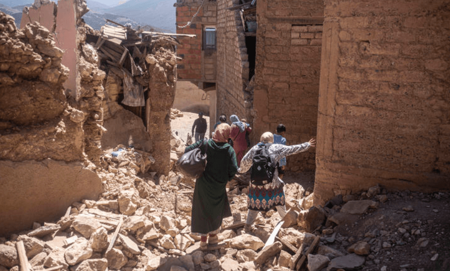 지진으로-대피하는-사람들