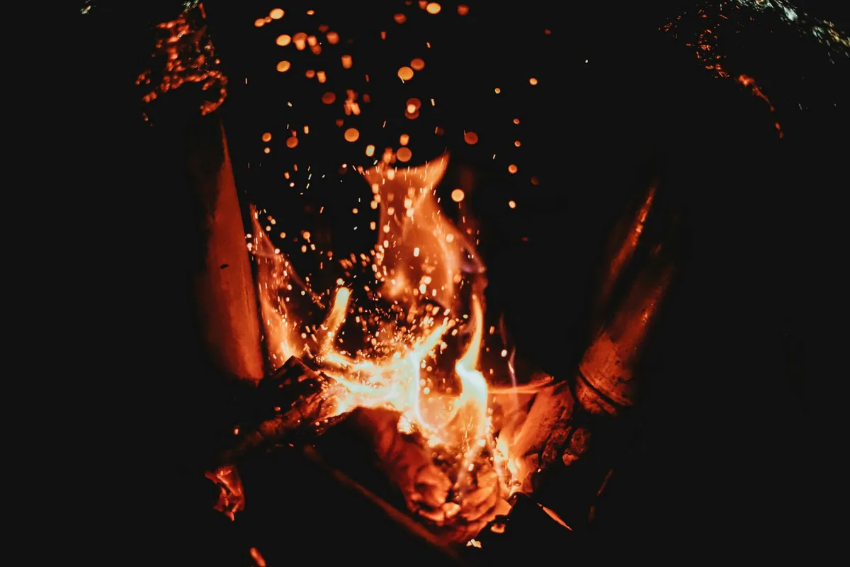 모닥불에서-불이-피어오르고-있는-모습
