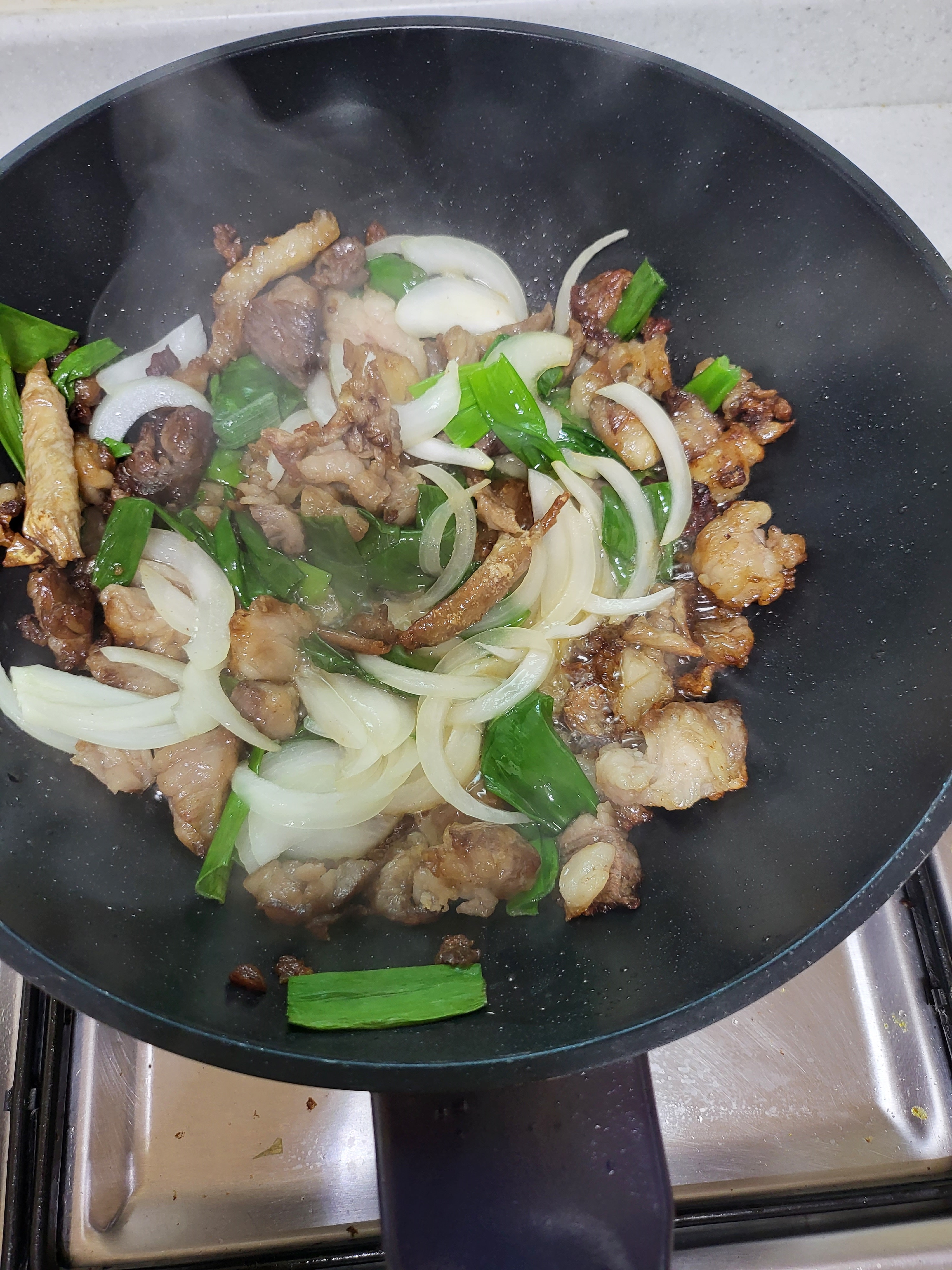 다 볶은 소고기에 야채 넣기