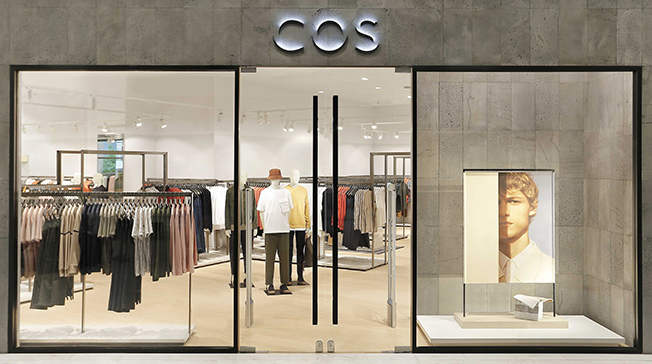 코스(COS)의 기원과 변화를 소개하는 역사 자료 이미지입니다.