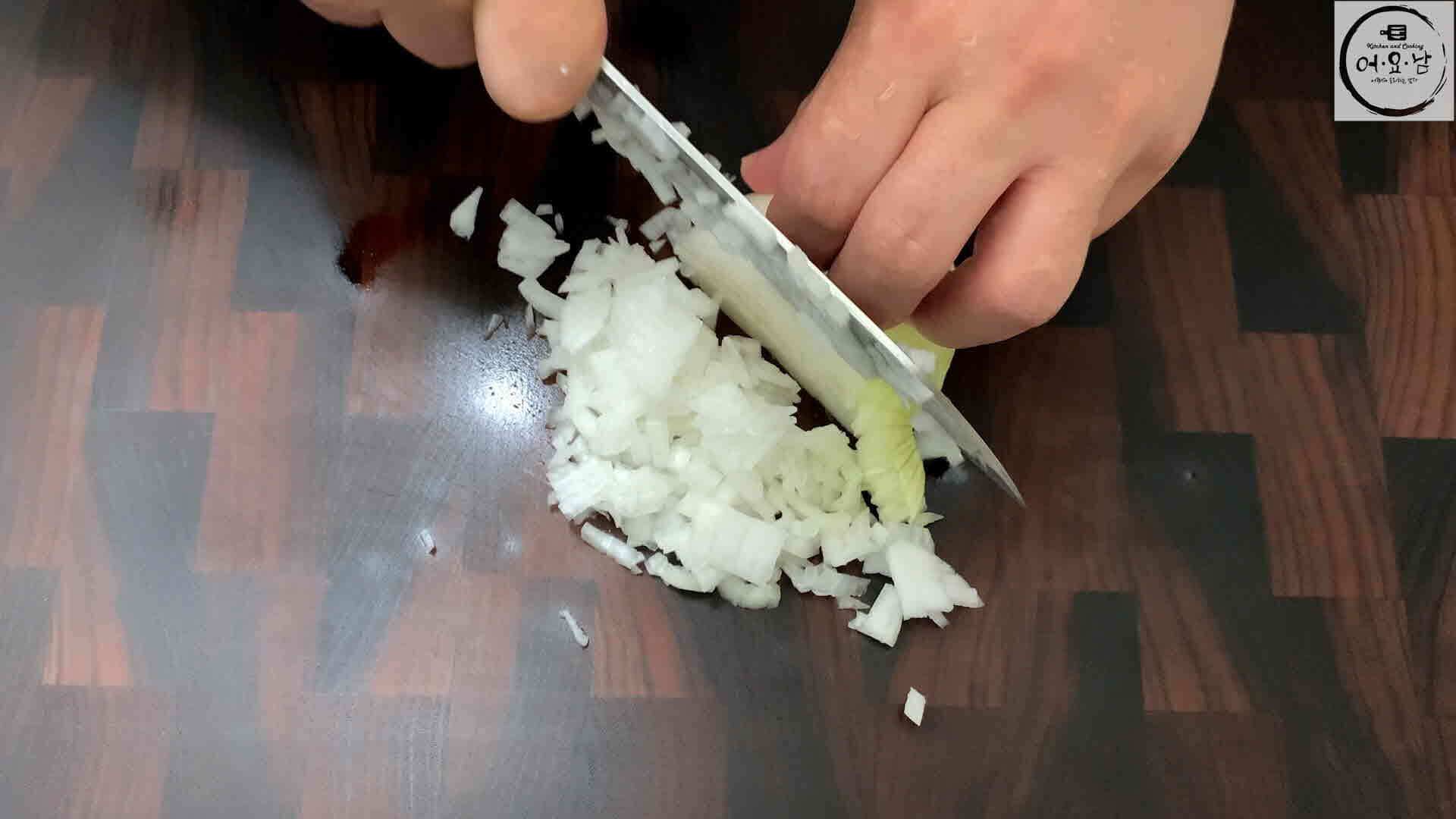 김치두부전_재료준비_양파다지기