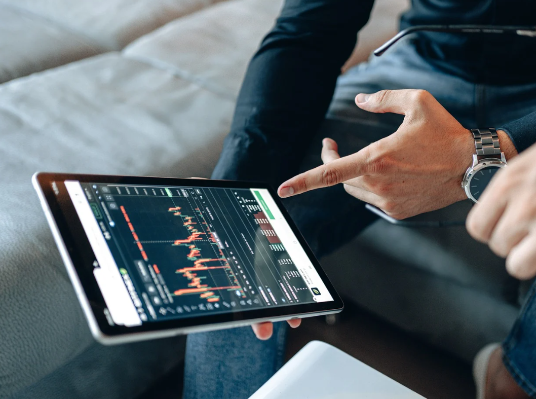 그래프가 보이는 패드를 보는 손