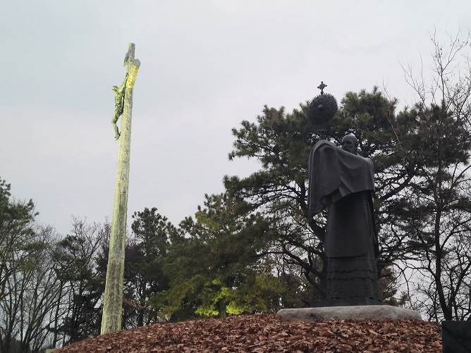 산상십자가와 성체거양을 하시는 임 가밀로 신부 동상 사진입니다.