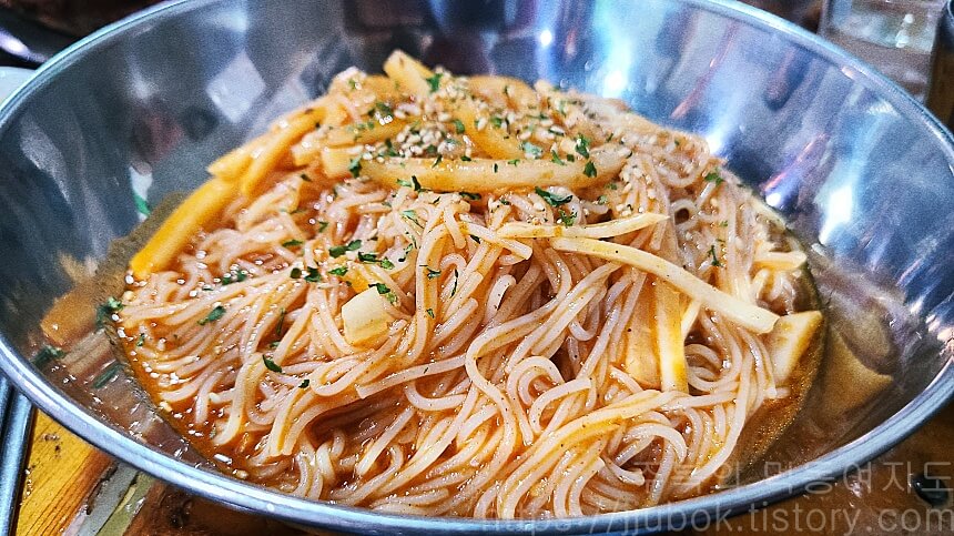 닭고집-숯불-닭갈비-비빔국수-2