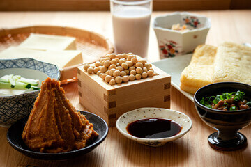 낫또 효능과 성분, 콩을 삶아 낫토균으로 발효 숙성시켜 만든 발효 콩 식품이다.