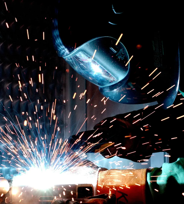 용접기를 사용하는 모습