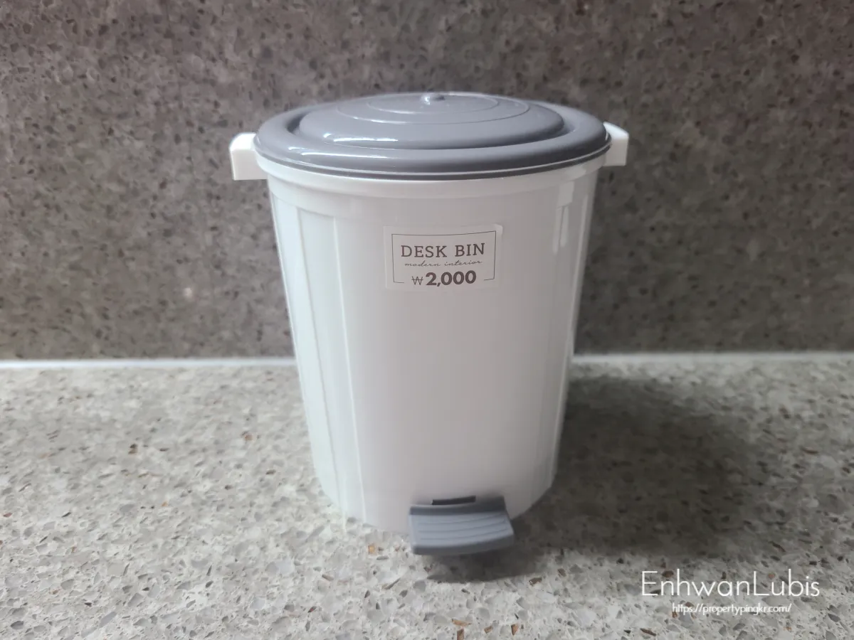 흰색휴지통-회색뚜껑-흰색패달이-달려있는