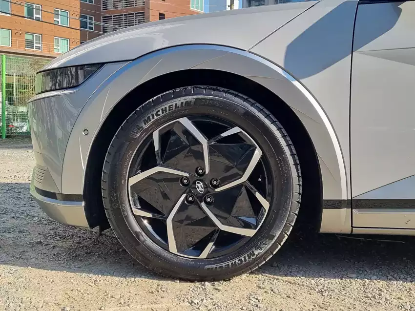 아이오닉 5의 19인치 바퀴는 이렇게 깨끗했습니다.