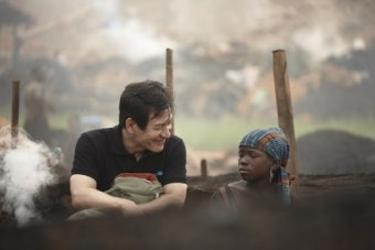 유니세프 친선 활동을 하는 안성기 배우의 모습