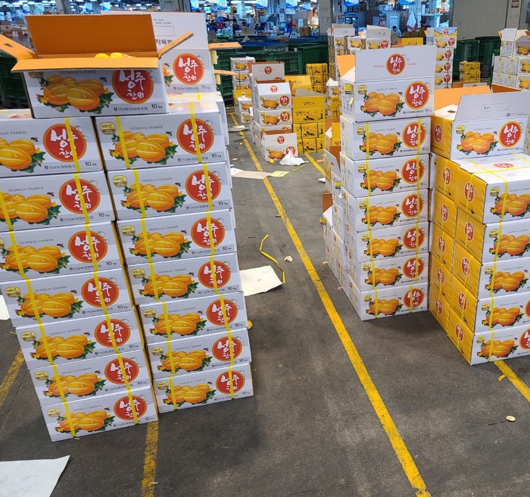 성주참외 브랜드 상자가 쌓여 있는 유통 현장 이미지
