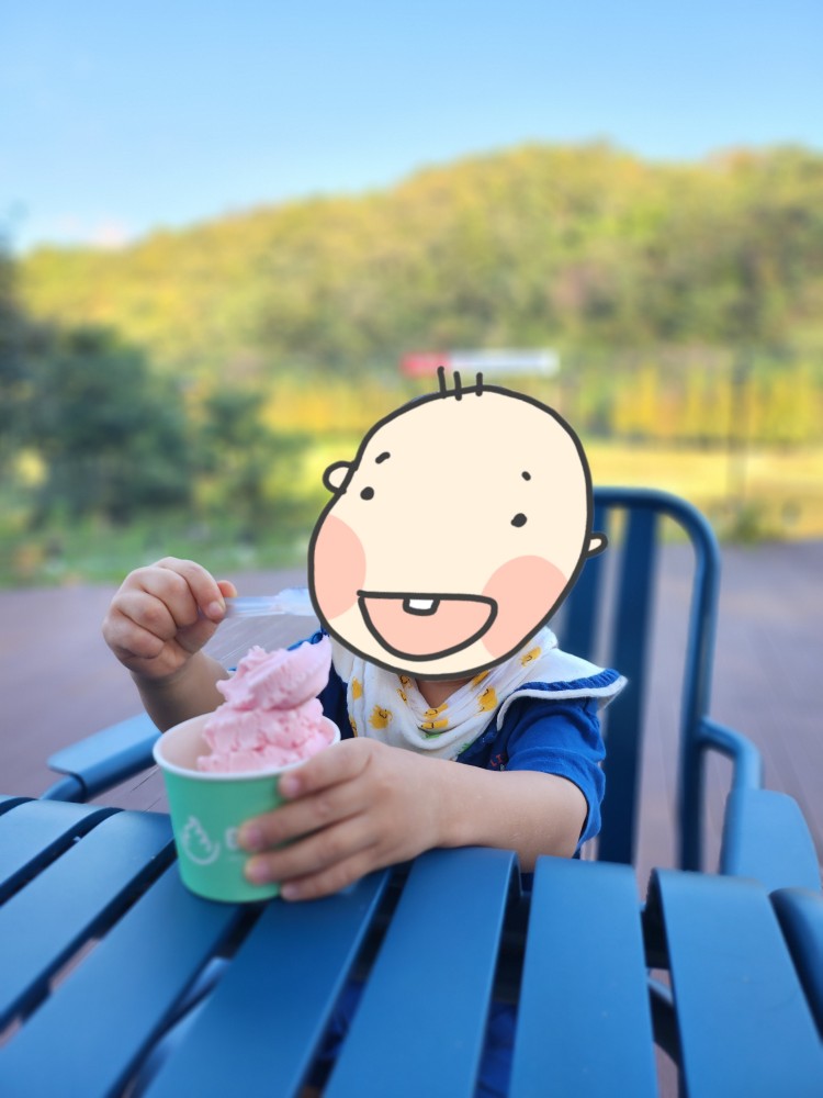 아이스크림을 먹는 아이