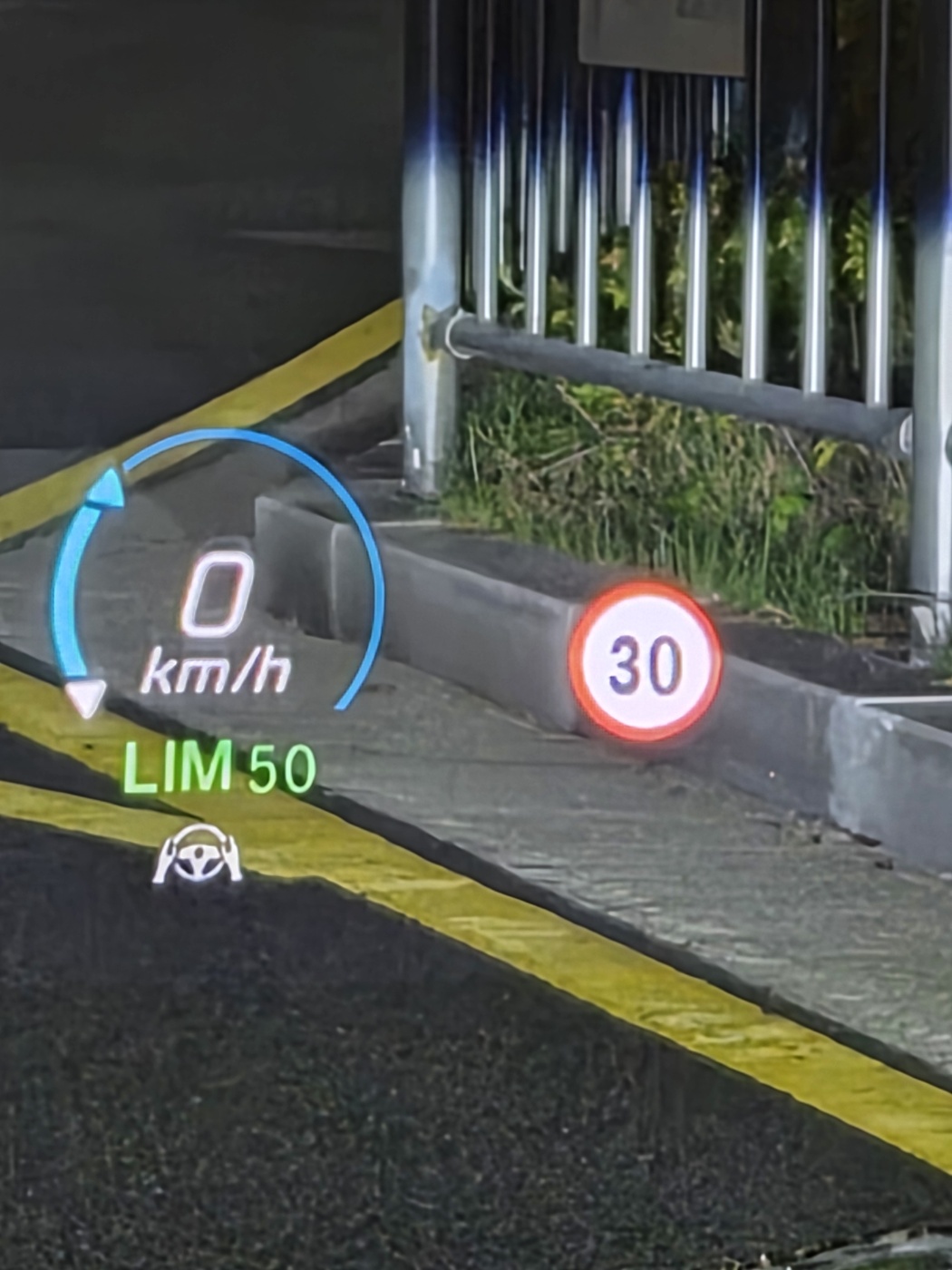벤츠 HUD에 기존 제한속도 50km/h에서 30km/h로 변경된 교통 표지판 인식 화면