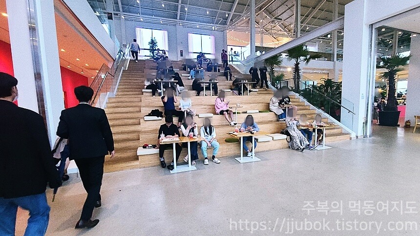 핀스커피-계단-좌석