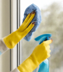 창문을 닦고 있는 모습