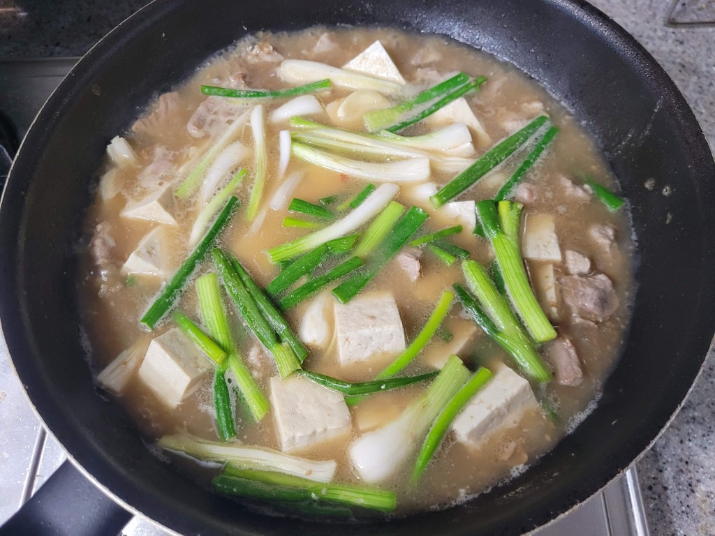 된장국 위에 쪽파를 듬뿍 올린 모습