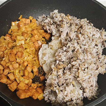 스팸과 김치를 볶은 팬에 밥을 넣은 모습