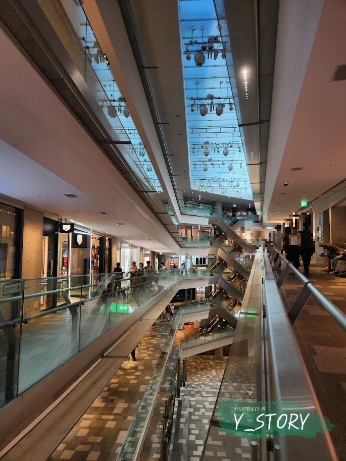 안도 다다오 건축가가 설계한 오모테산도 힐즈 내부 홀