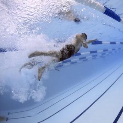 수영장에서 자유형을 구사하는 사람