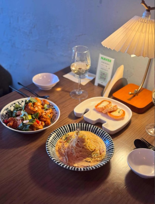 칠리깐풍기, 머쉬룸 크림파스타, 그리고 곶감&middot;떡&middot;크림치즈를 조합한 '곶끼리말이'