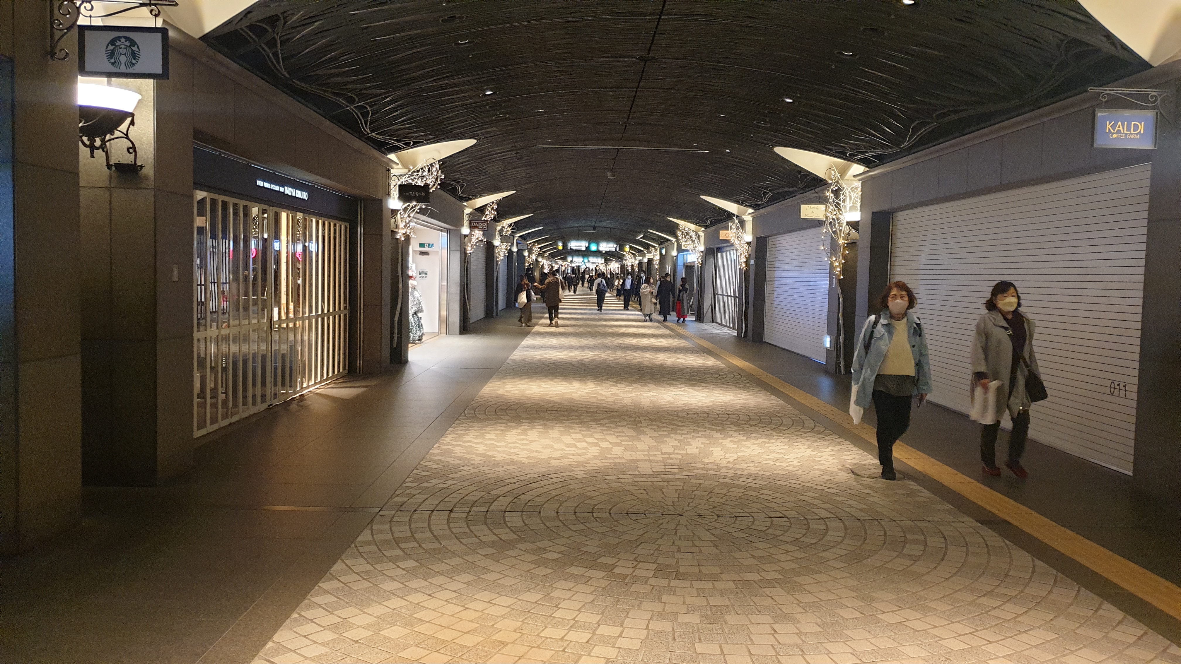 텐진역 지하상가 늦은시간 사람이 없다