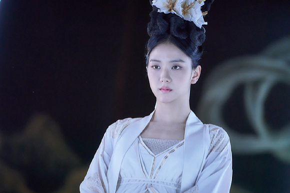 블랙핑크 지수가 '천박사 퇴마 연구소: 설경의 비밀'에 출연해 선녀 연기를 펼치고 있다. [사진=CJ ENM