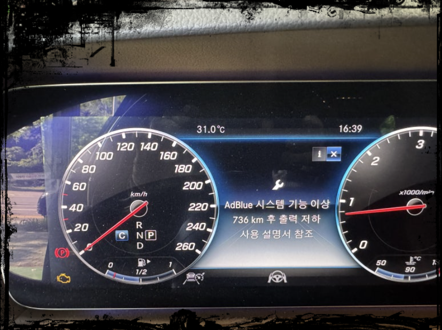 벤츠 GLE 계기판에 표시된 요소수 경고등 및 경고 메시지