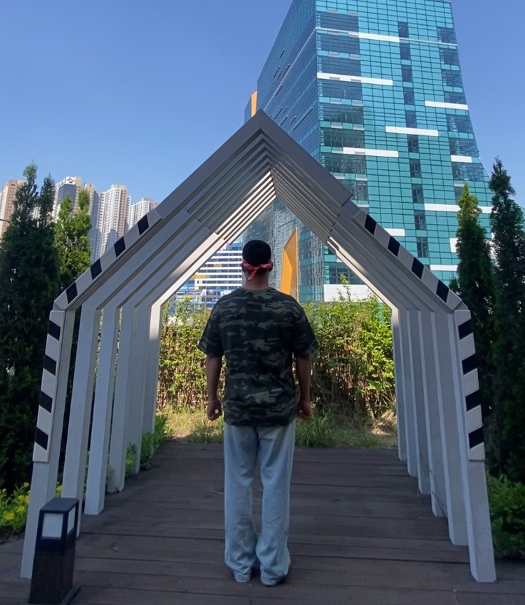 데일리룩('26. 5. 30.)더 노스페이스 반다나 페이즐리 오렌지, 벤힛 카모 카모플라쥬 반팔 티셔츠, 에러스익셉티드 연청 데님팬츠, 컨버스 올스타 클래식 트레이너 옥스 스웨이드