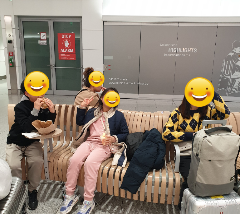 독일 뮌헨 국제공항 샌드위치&#44; 과일 샐러드