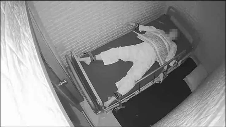 지난해 5월27일 부천 더블유(W)진병원에서 33살 여성 환자인 박씨가 손과 발, 가슴까지 5포인트 강박된 채 누워있다. 