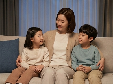 편안하게 대화하는 가족