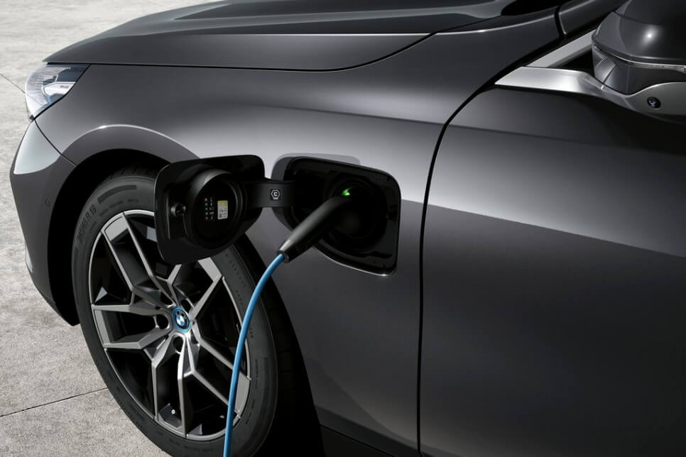 2024 BMW 5시리즈 플러그인 하이브리드 국내 출시&amp;#44; 주행거리 향상