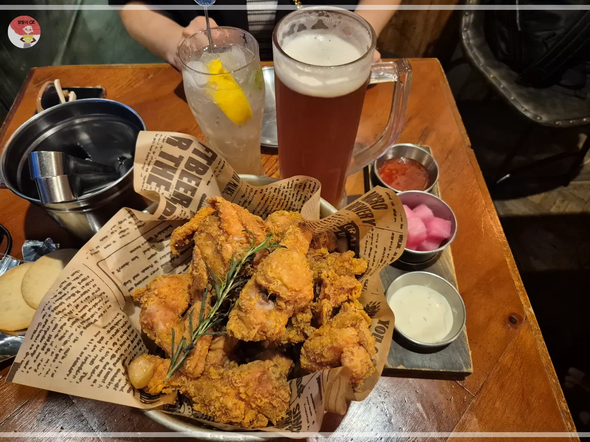 서울-연남동-크래프트-한스-크리스피-치킨세트와-맥주-그리고-하이볼을-담은-글라스가-놓여-있는-테이블