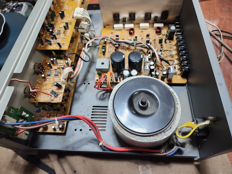 (주)금영 방송 앰프 KY 300AN 출력 관련 불량 소자 손상 수리 완료