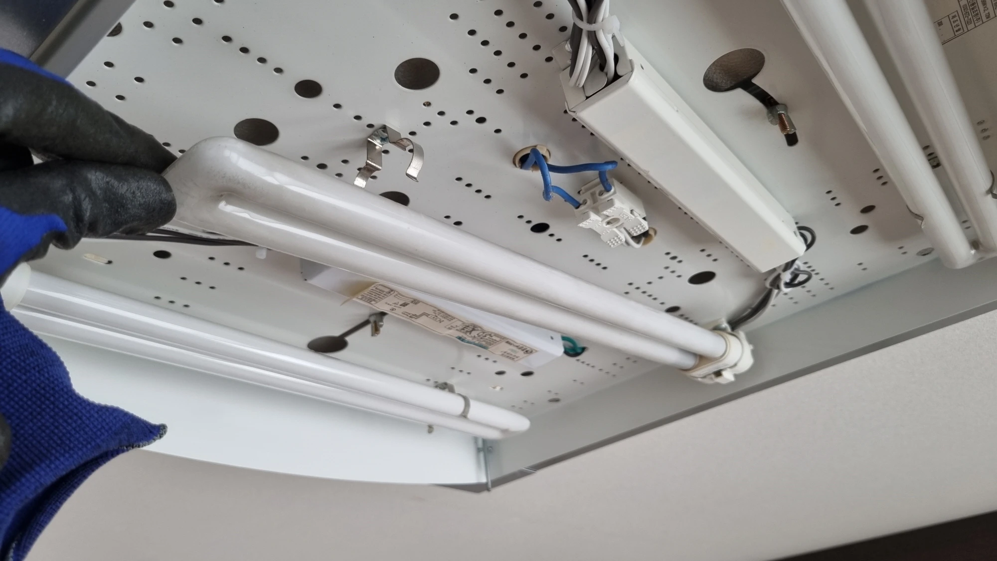 삼파장 램프 빼는 모습