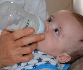 우유를 마시고 있는 아기